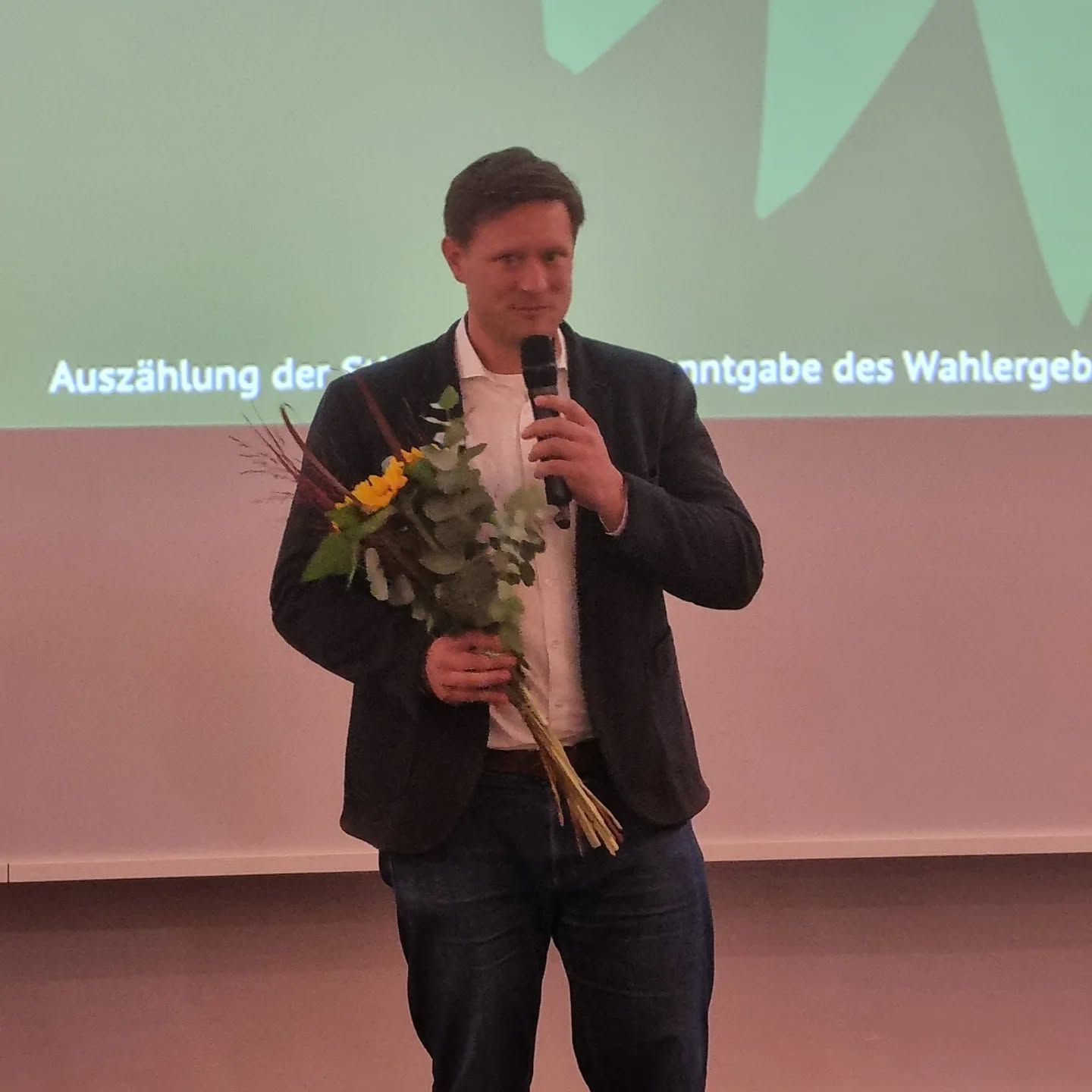 Kim Fürwentschtes wurde heute einstimmig zu unserem Landratskandidaten gewählt. Schwerpunkte können sein: bezahlbarer Wohnraum, Frauenhaus, Schule, Mobilität im dörflichen Raum. Herzlichen Glückwunsch, Kim.